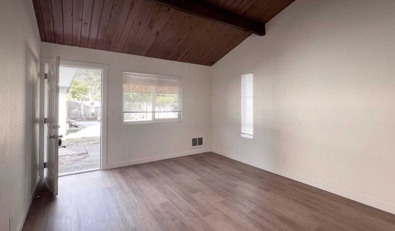 1345 S Ivy St #D - Photo 3 of 9