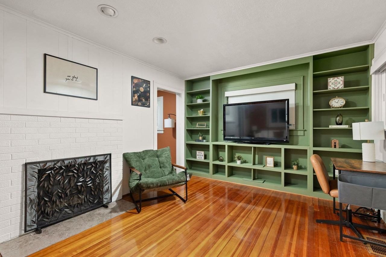 540 E 64th St #1629982P - Photo 4 of 33