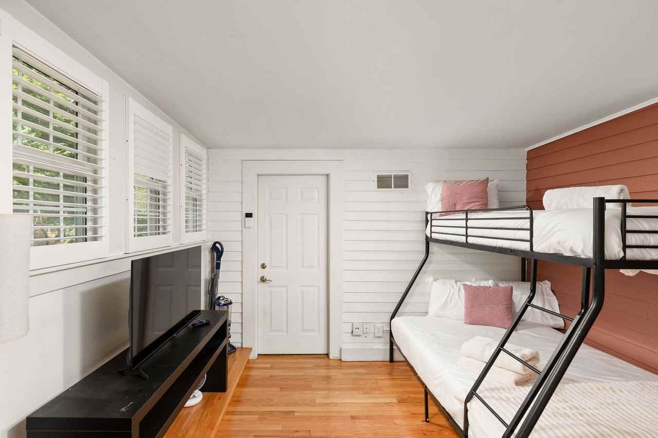 540 E 64th St #1629982P - Photo 6 of 33