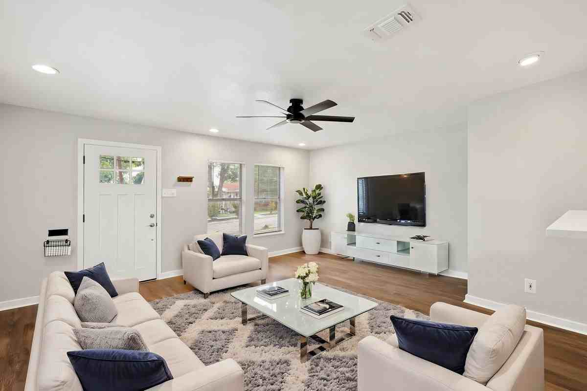 604 W Hollywood Ave ##1 - Photo 3 of 10