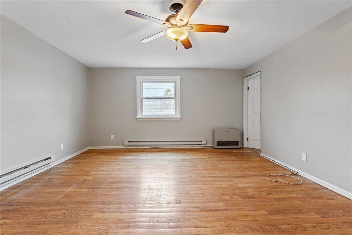 455 Maple Ave - Photo 7 of 12