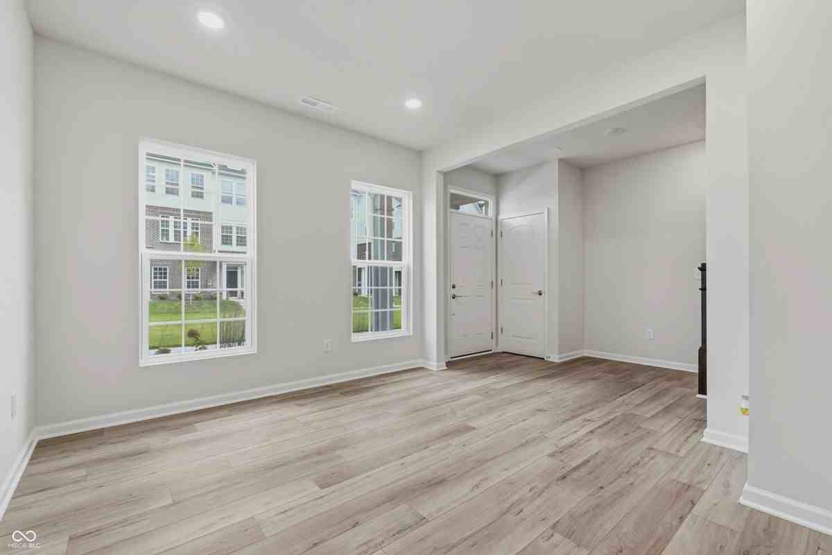 14549 Elsmere Ln - Photo 5 of 42