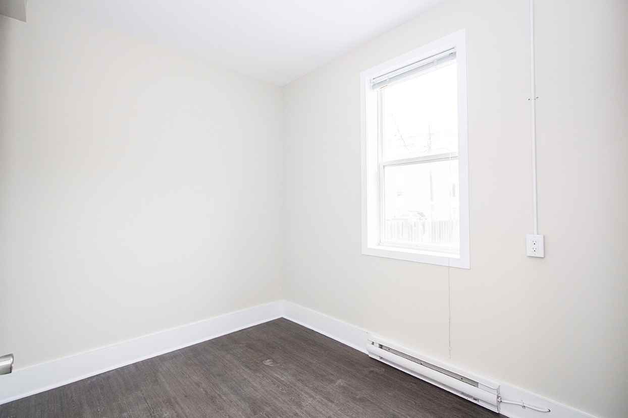 309 Enfield Crescent - Photo 5 of 14