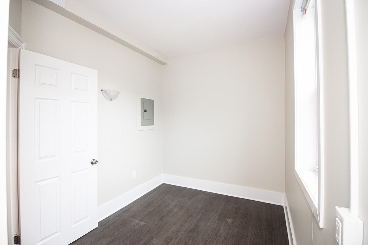 309 Enfield Crescent - Photo 7 of 14