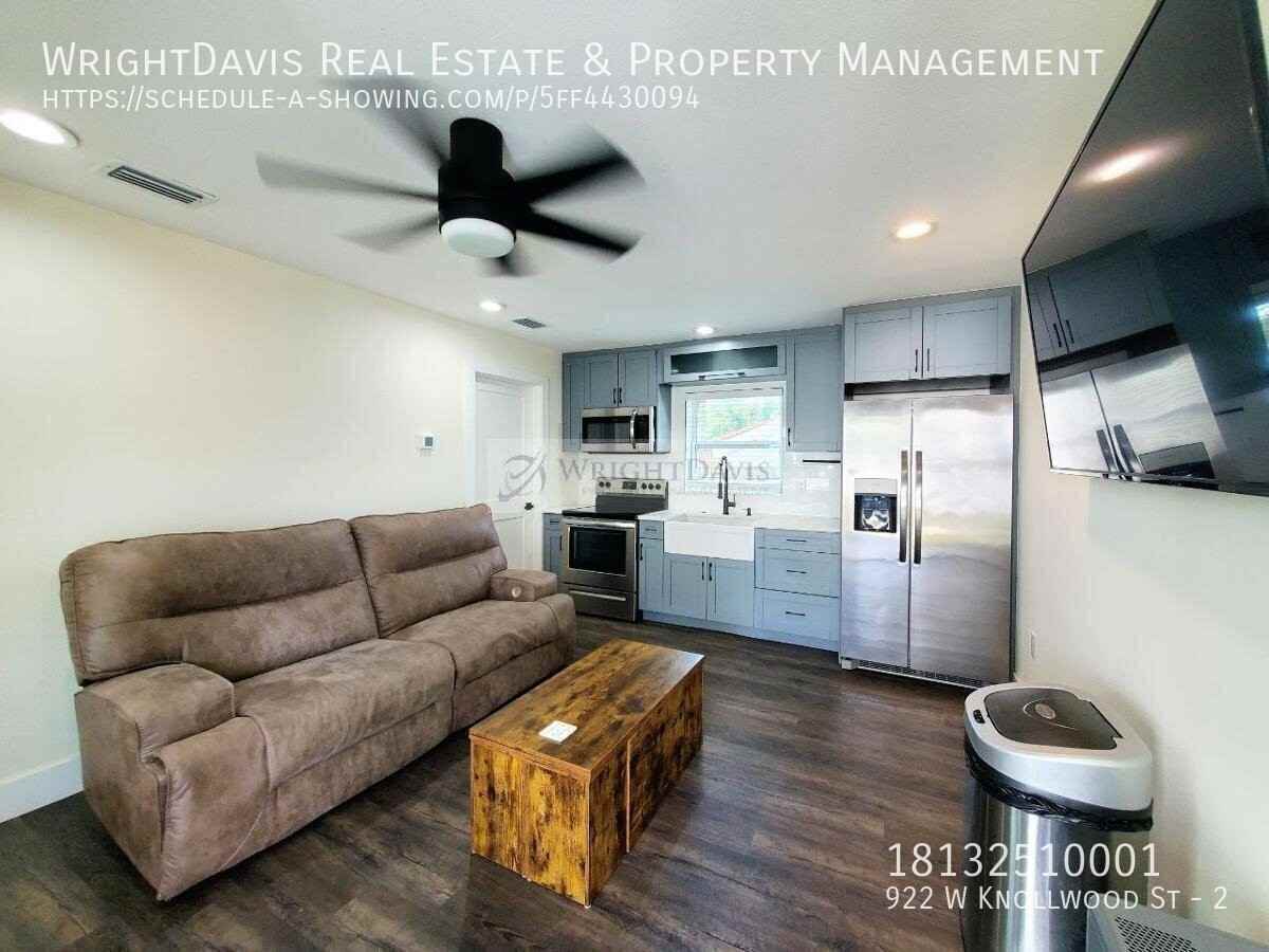 922 W Knollwood St #2 - Photo 5 of 16