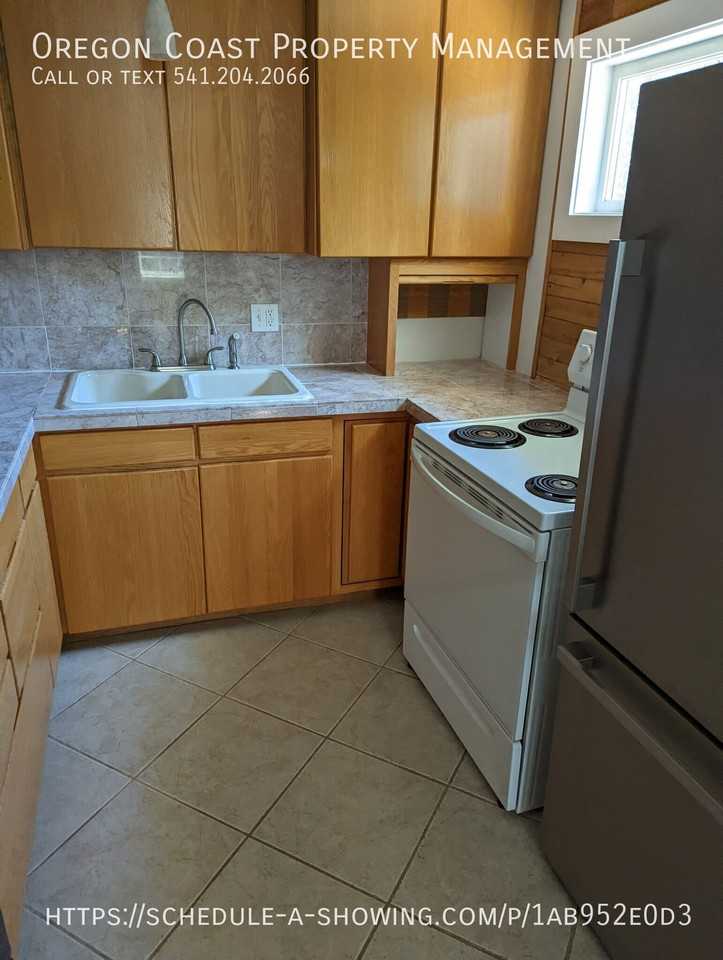 228 Se Mast Ave #A - Photo 4 of 8