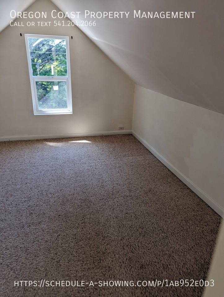228 Se Mast Ave #A - Photo 6 of 8
