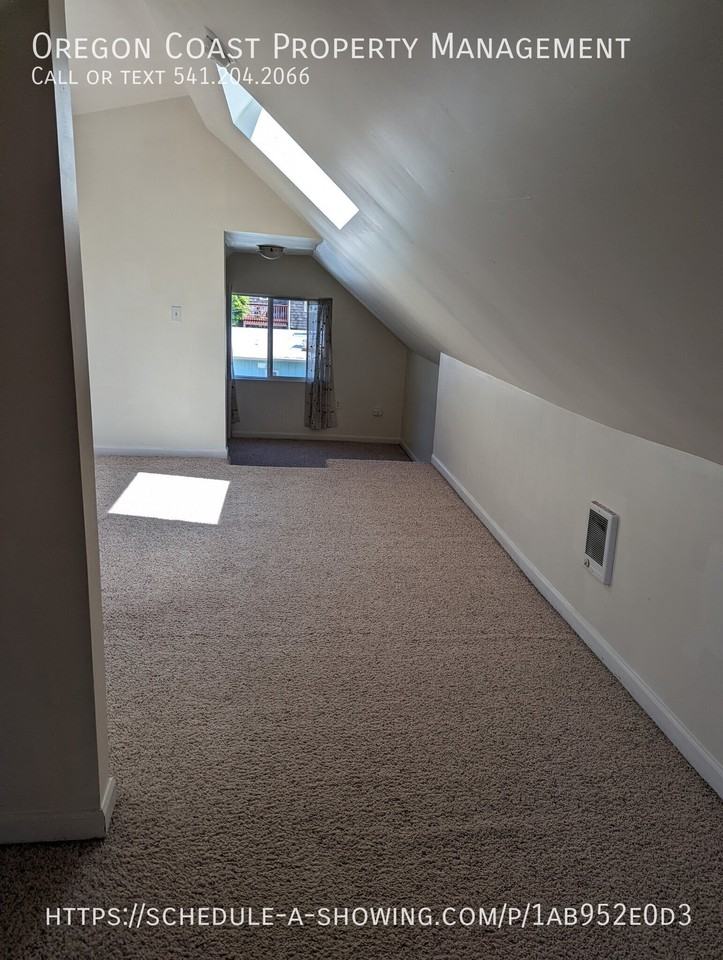 228 Se Mast Ave #A - Photo 7 of 8