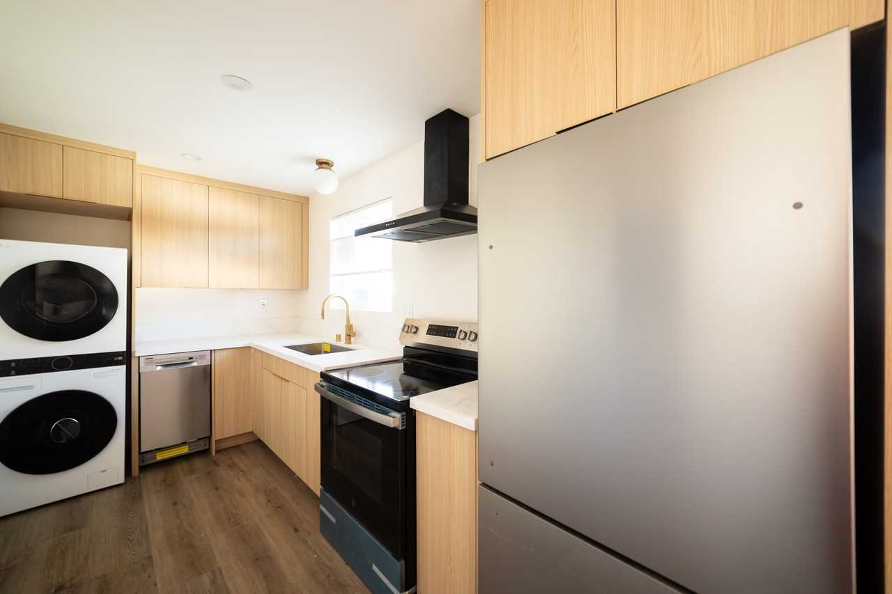 1346 S Dunsmuir Ave #1-2 - Photo 2 of 11