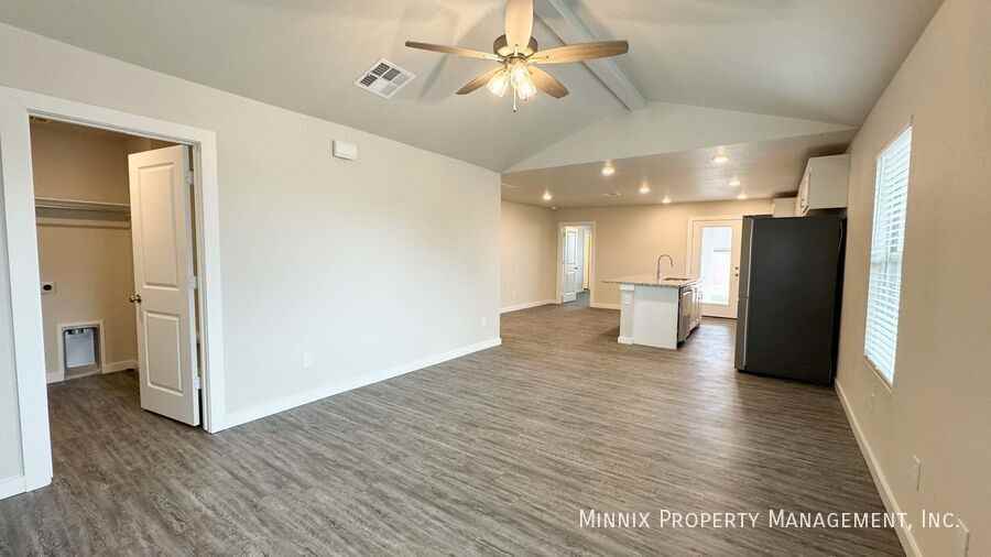 8031 Date Ave - Photo 4 of 26