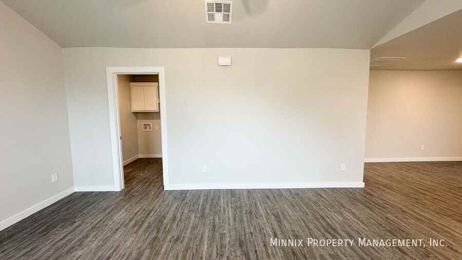 8031 Date Ave - Photo 5 of 26