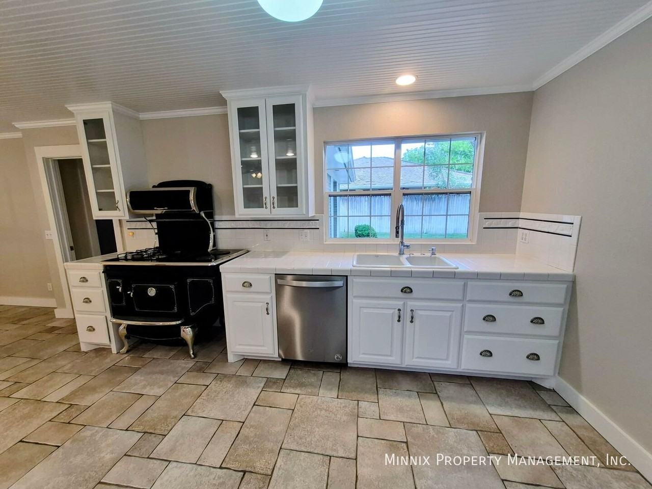 3514 Danbury Dr - Photo 3 of 49