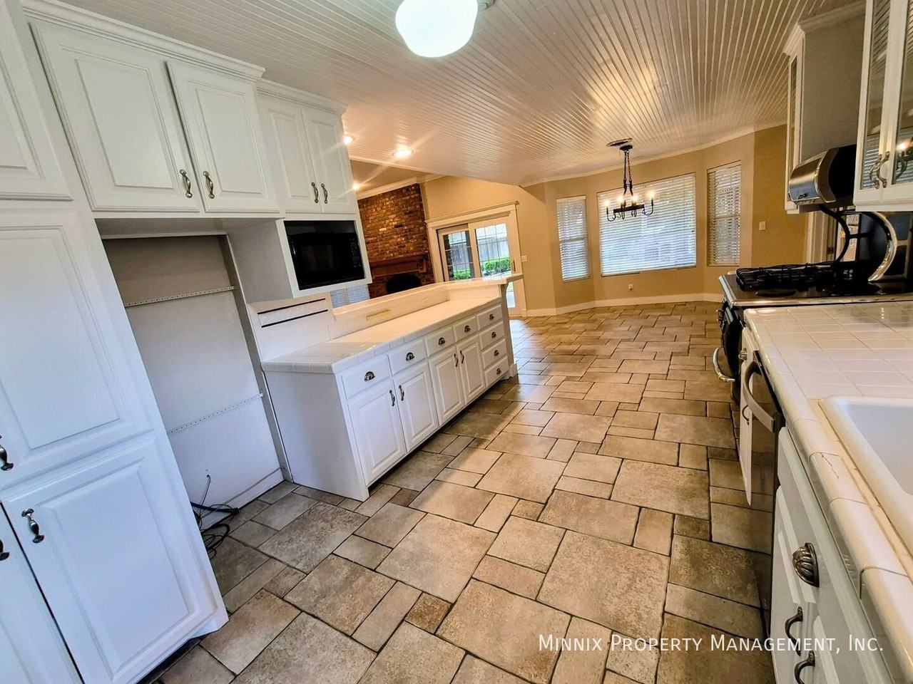 3514 Danbury Dr - Photo 4 of 49