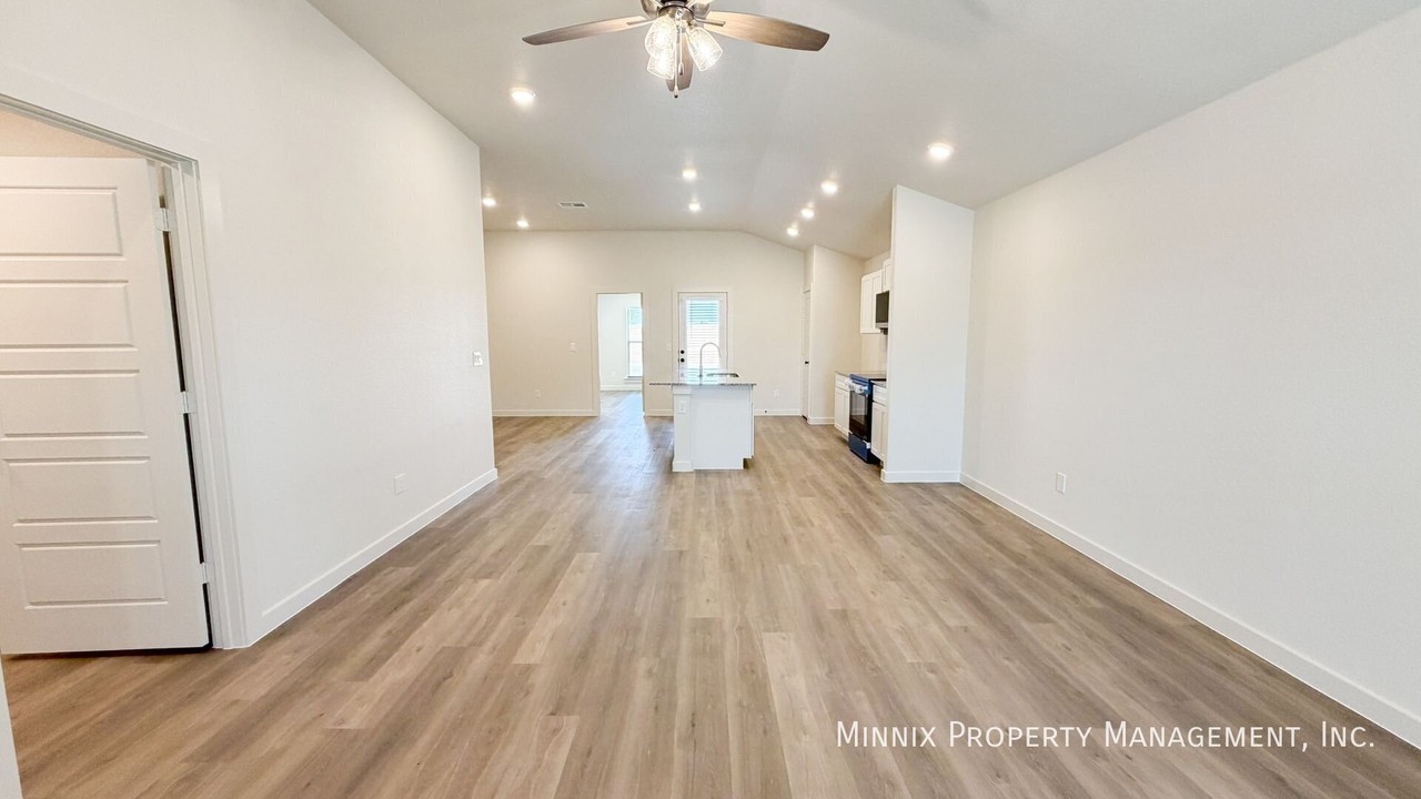 5542 Auburn St - Photo 2 of 24