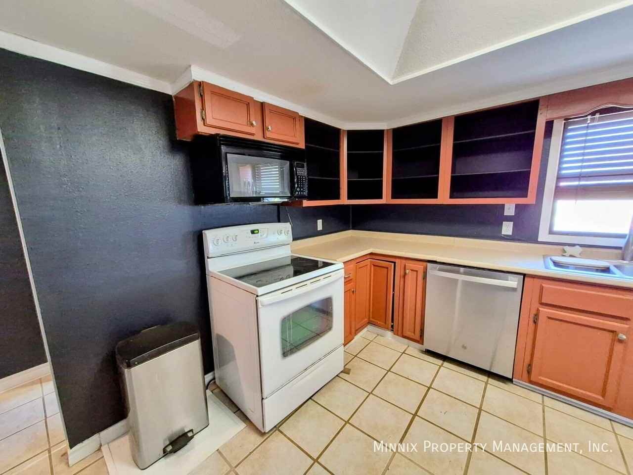14200 Savannah Rd - Photo 6 of 31