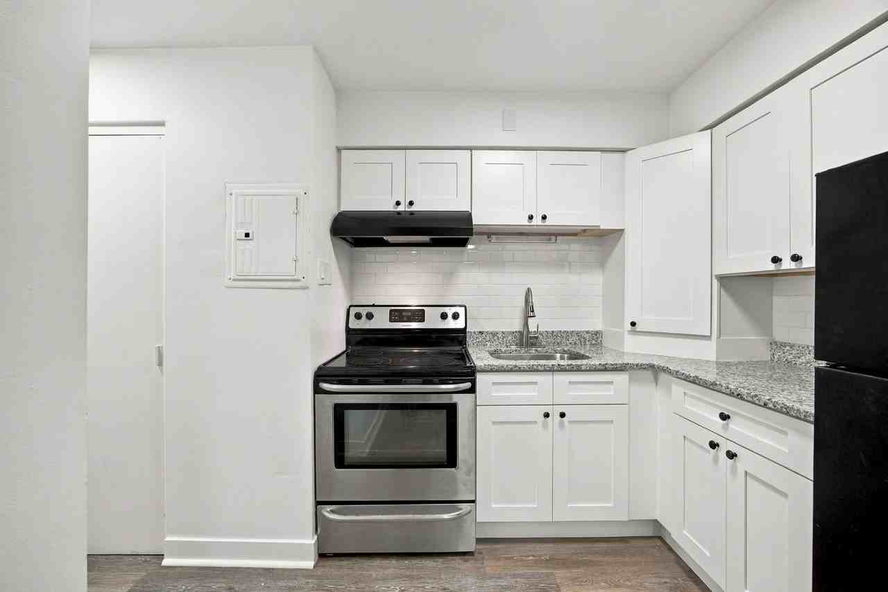 7121 36th St - Photo 2 of 9
