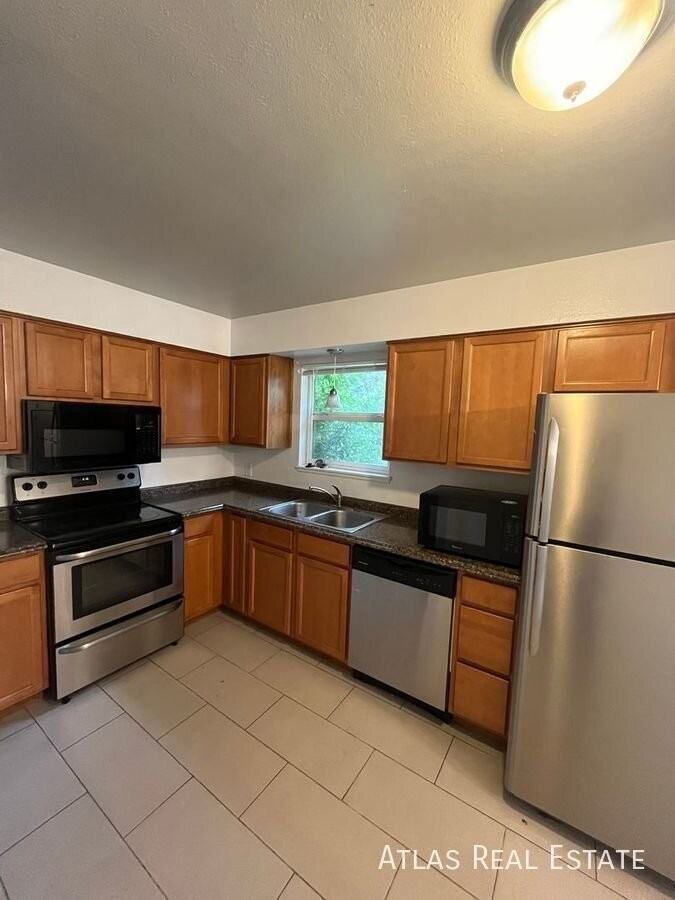 870 S Leyden St - Photo 2 of 19