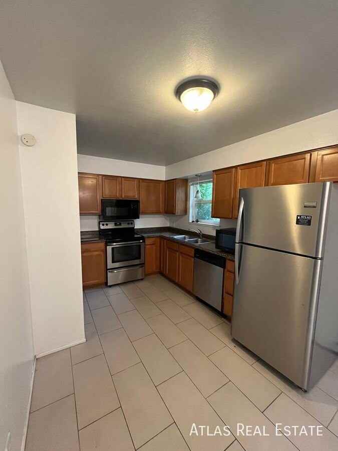 870 S Leyden St - Photo 3 of 19