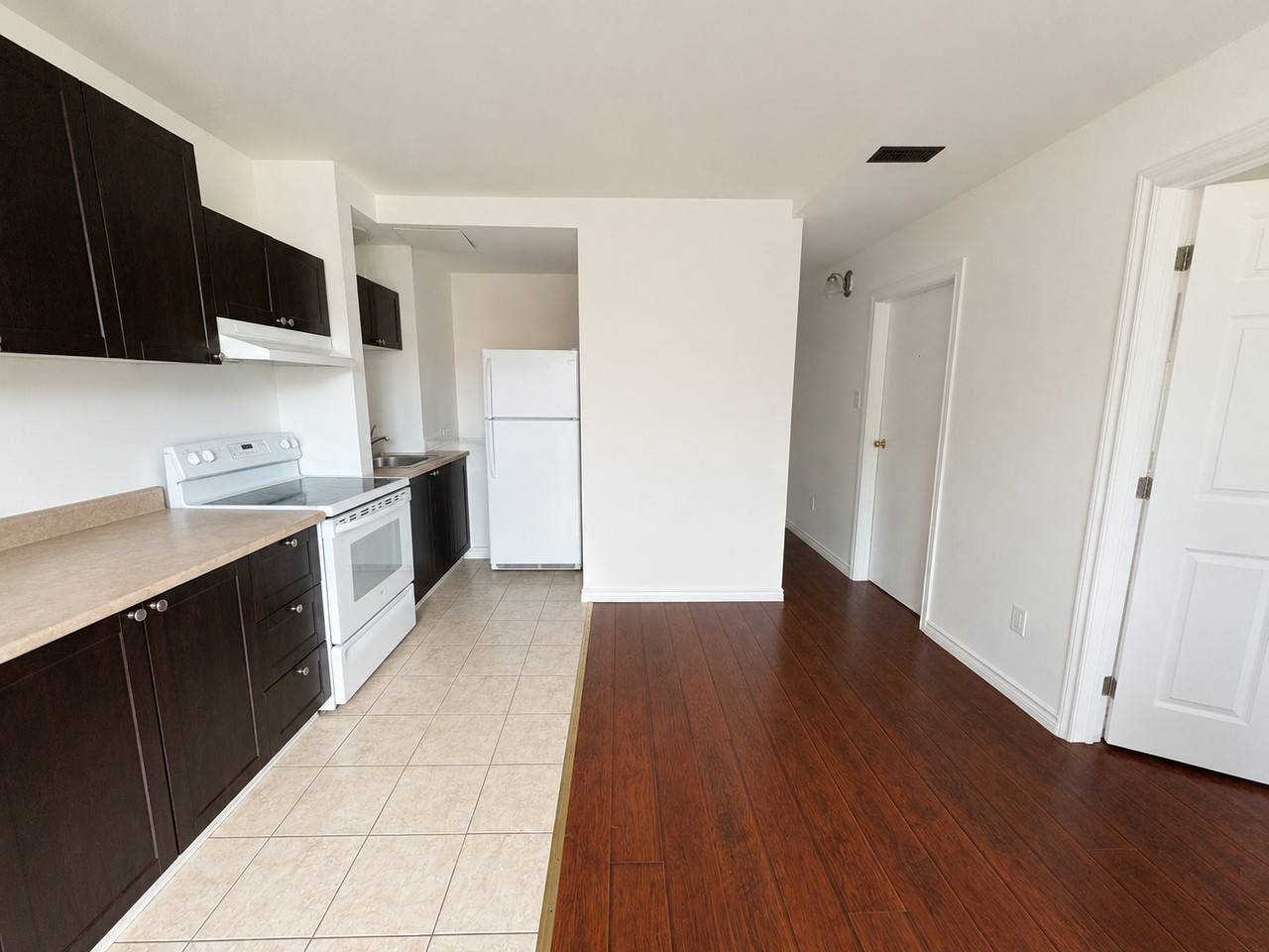 404 Bay St - Photo 4 of 10