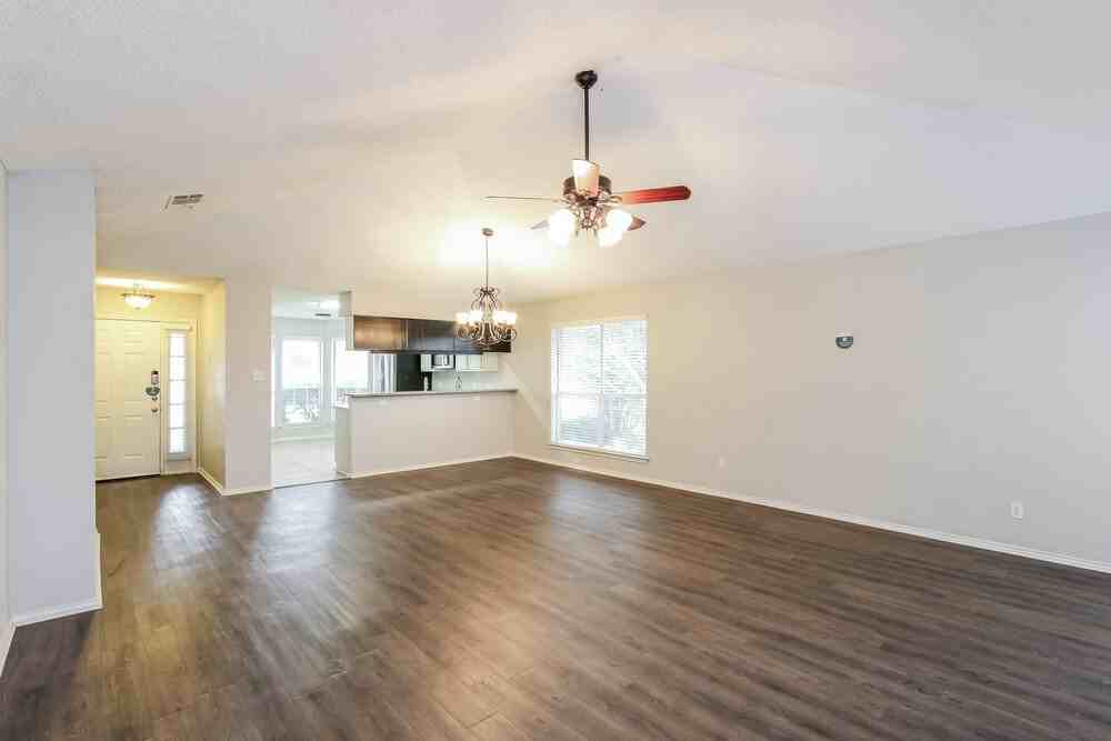 1701 Gainsborough Way - Photo 4 of 16