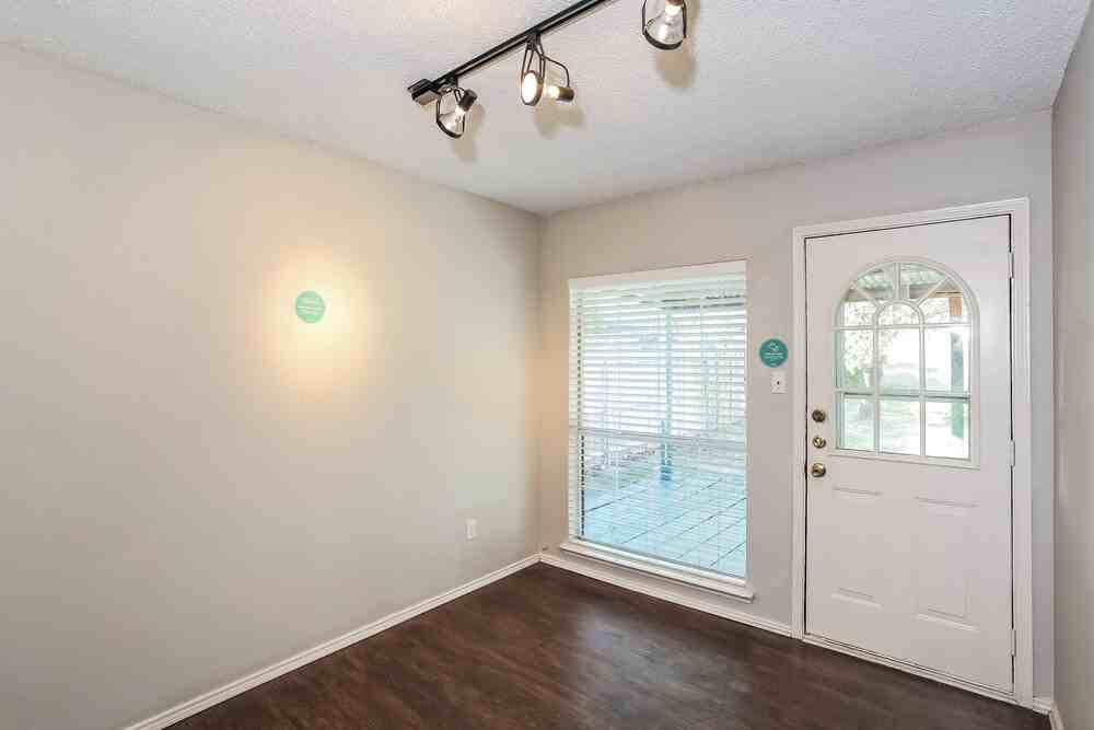 10241 Maria Dr - Photo 6 of 21