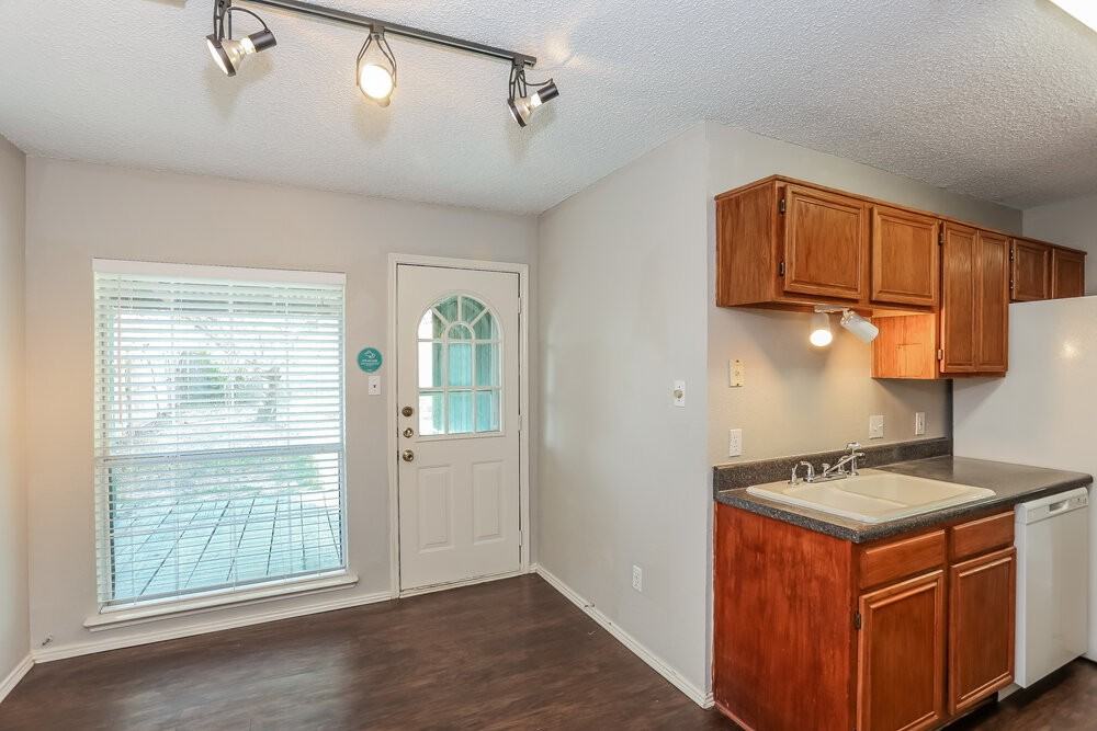 10241 Maria Dr - Photo 7 of 21
