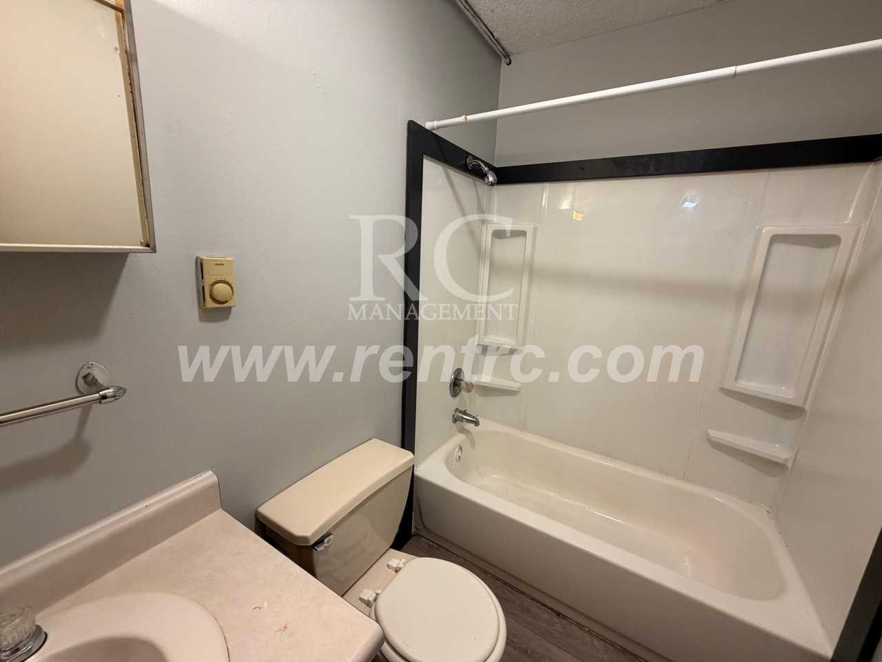 504 W Woodbury St Apt 8 - Photo 2 of 8