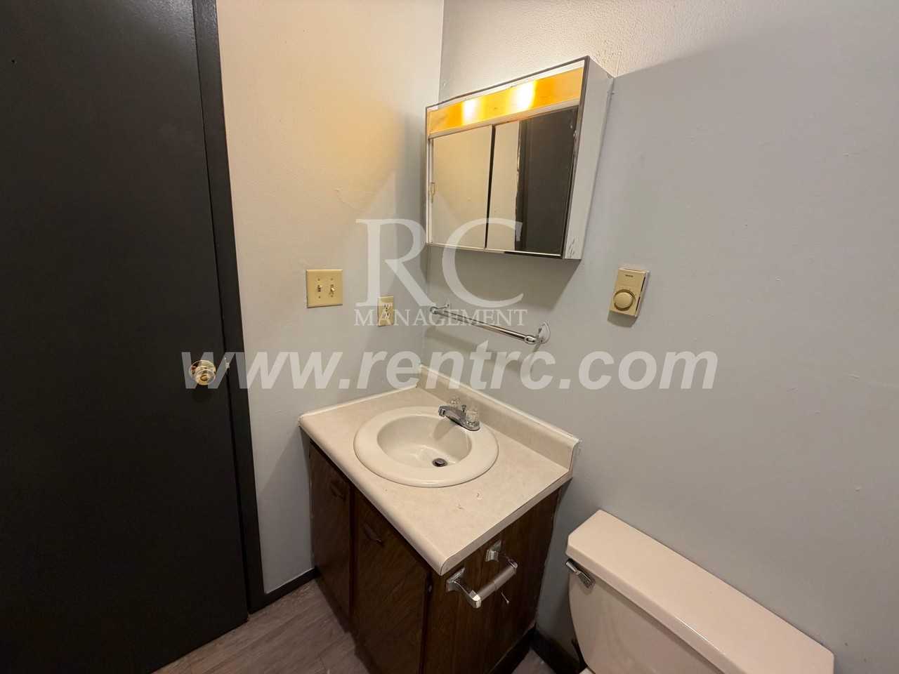504 W Woodbury St Apt 8 - Photo 3 of 8