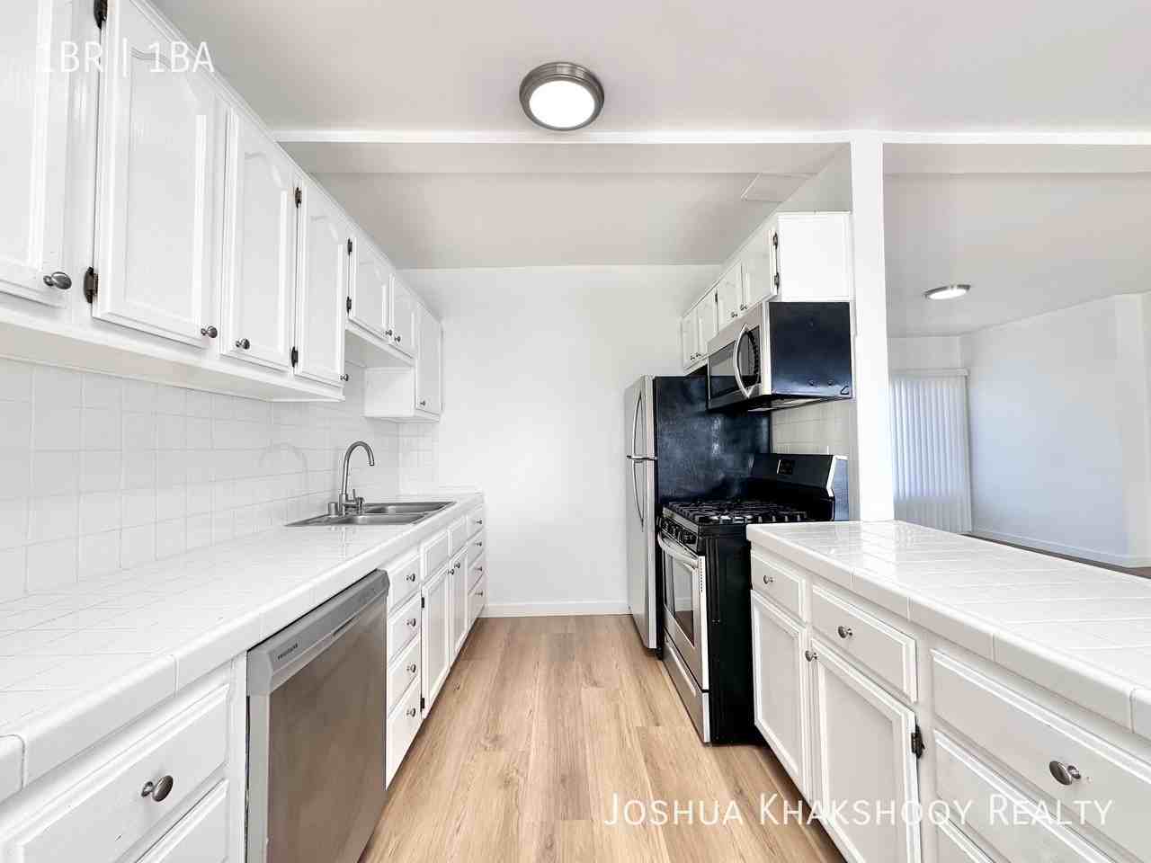 1116 N Clark St #14 - Photo 3 of 9