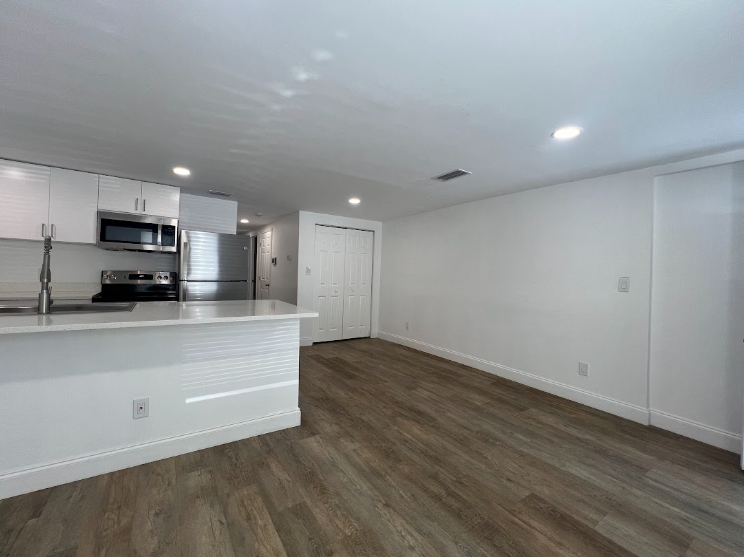3431 Broadway Ave - Photo 4 of 17