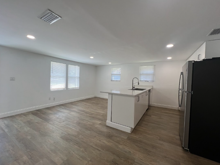 3431 Broadway Ave - Photo 6 of 17