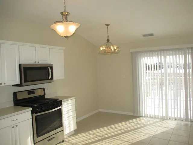 892 Boxwood Dr - Photo 3 of 10