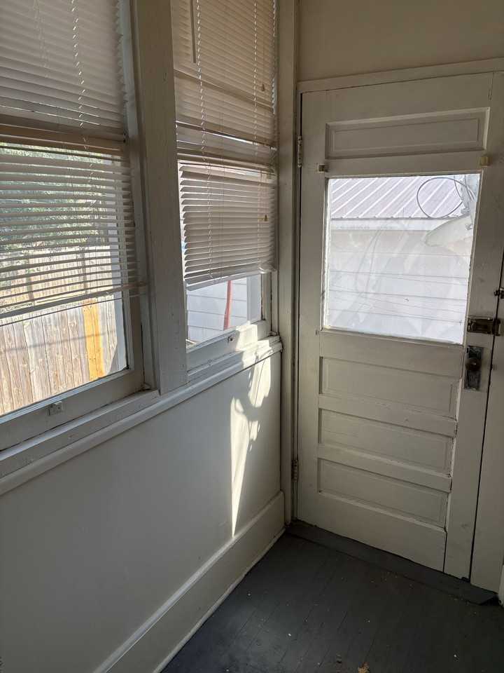 423 6th Ave #B - Photo 4 of 15