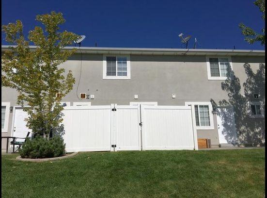 1253 E St - Photo 2 of 11