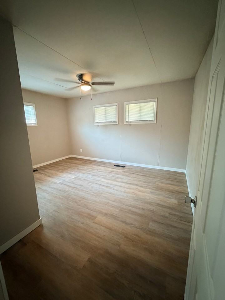 1607 N 70th Ave - Photo 2 of 10