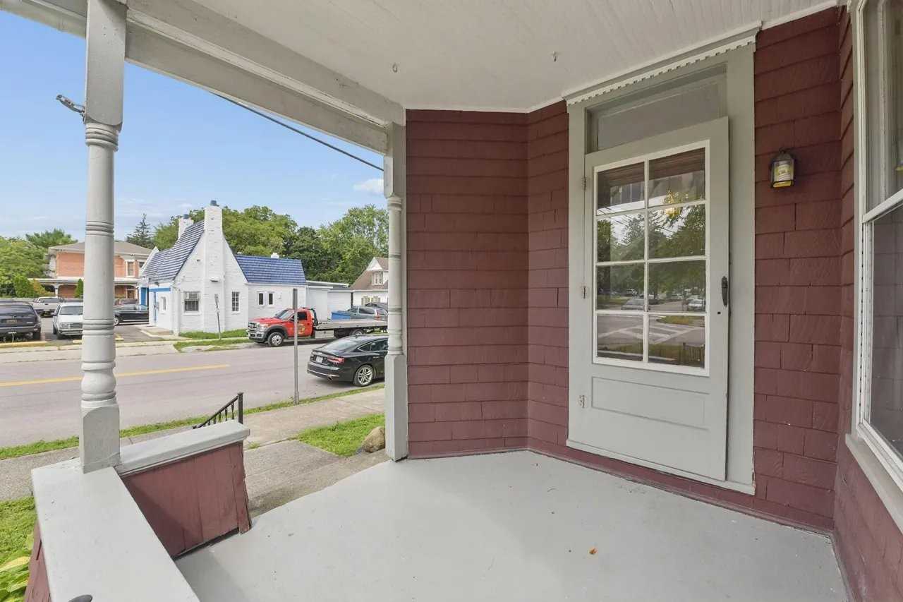 218 N Sandusky St - Photo 4 of 37