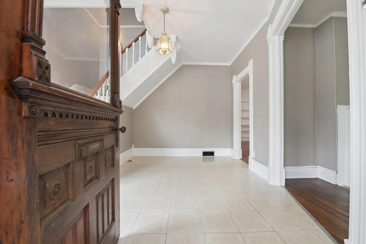 218 N Sandusky St - Photo 5 of 37