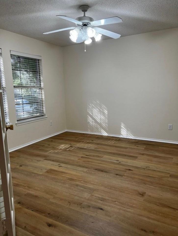 1414 Lochspring Dr - Photo 4 of 20