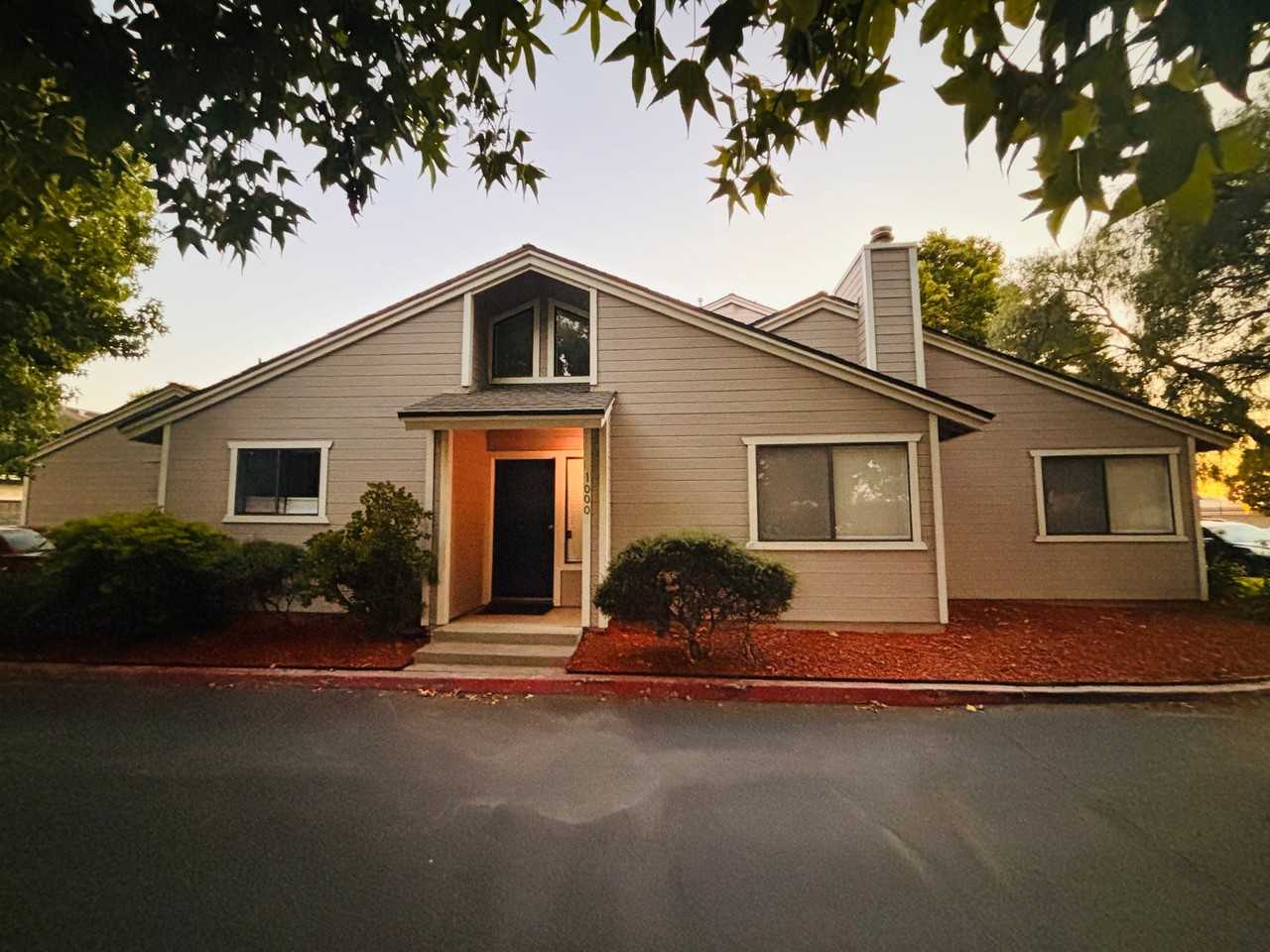 1000 W Chestnut Ave