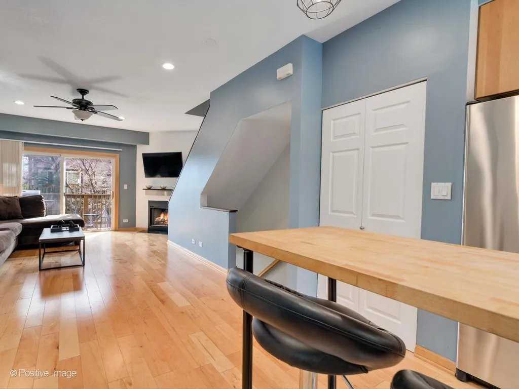 1540 N Greenview Ave #F - Photo 2 of 10