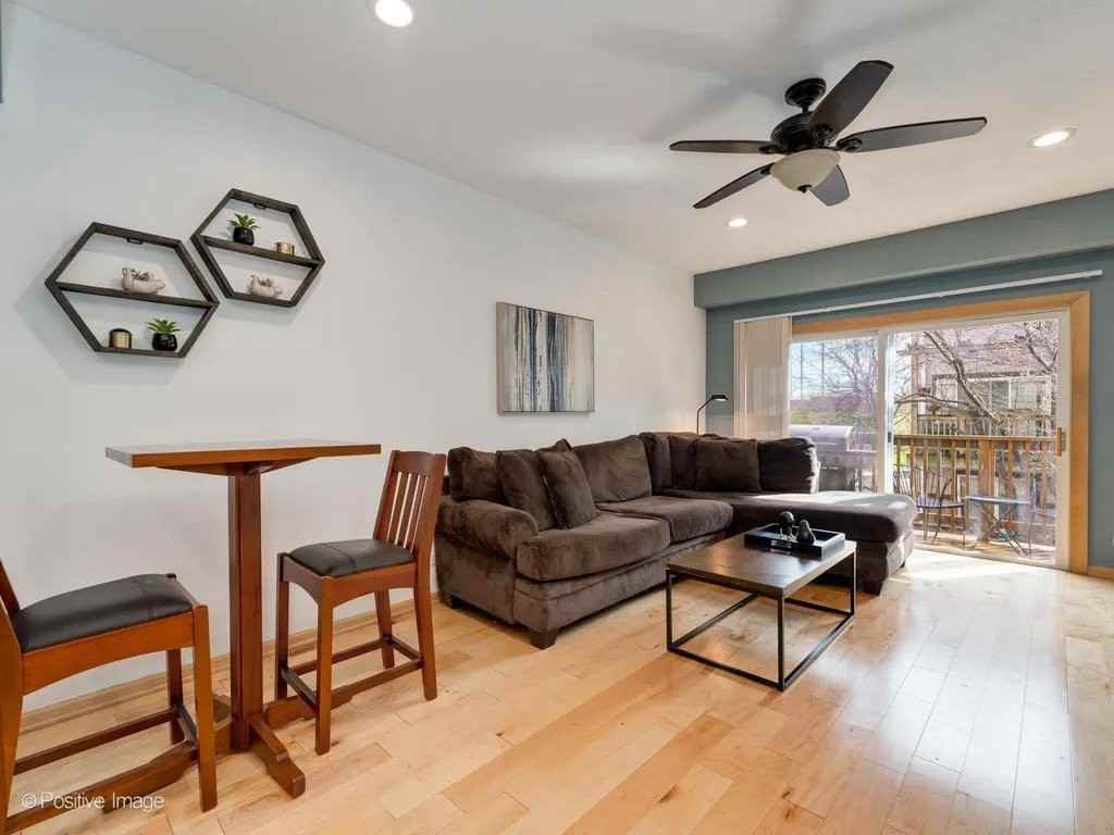 1540 N Greenview Ave #F - Photo 3 of 10