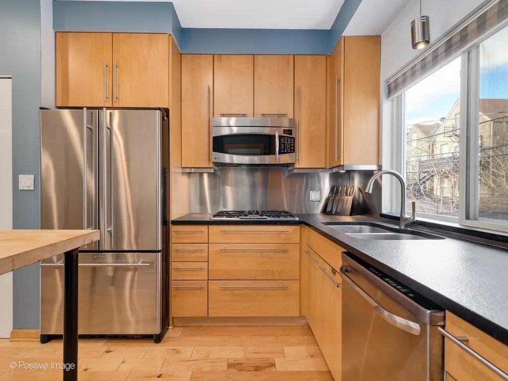1540 N Greenview Ave #F - Photo 6 of 10