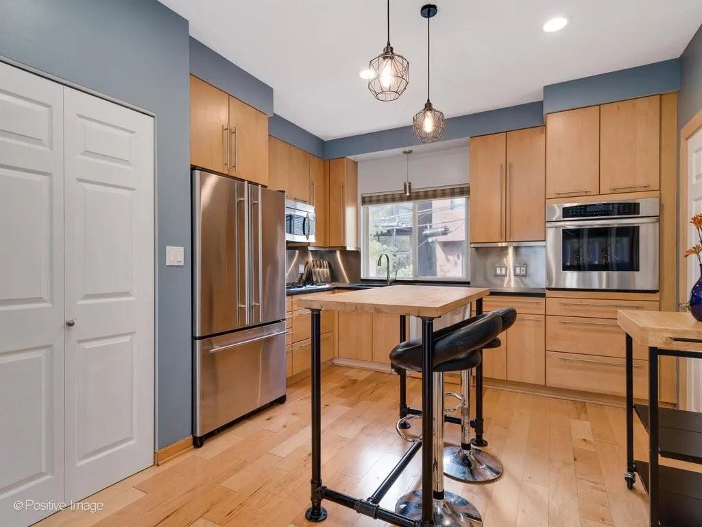 1540 N Greenview Ave #F - Photo 7 of 10