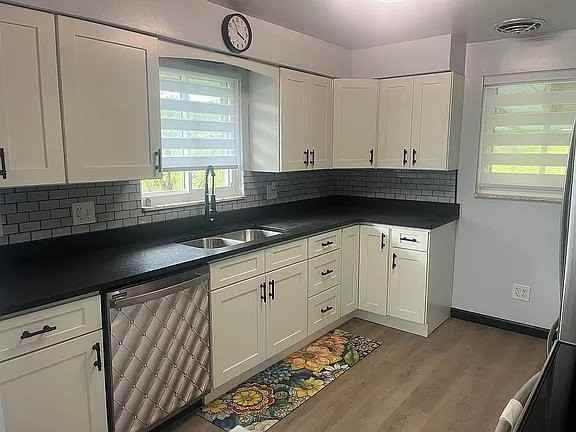 1145 University Dr - Photo 3 of 19