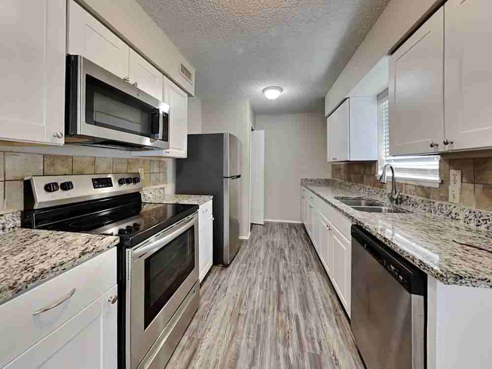121 Cooper St - Photo 6 of 10