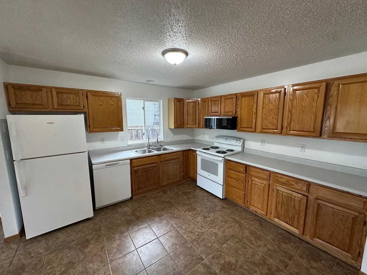 1928 Hannah Jo Ct - Photo 3 of 13