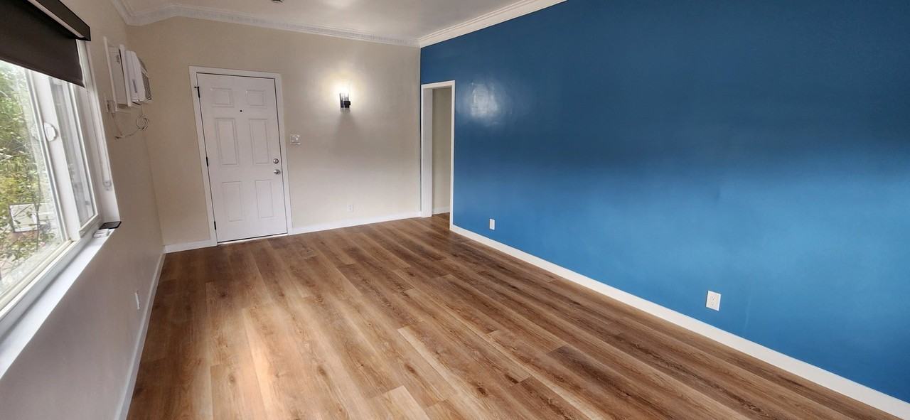 2103 S Harcourt Ave #3 - Photo 2 of 8