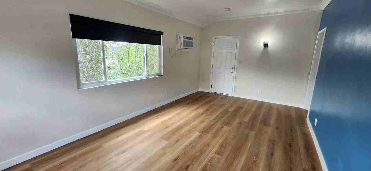 2103 S Harcourt Ave #3 - Photo 3 of 8
