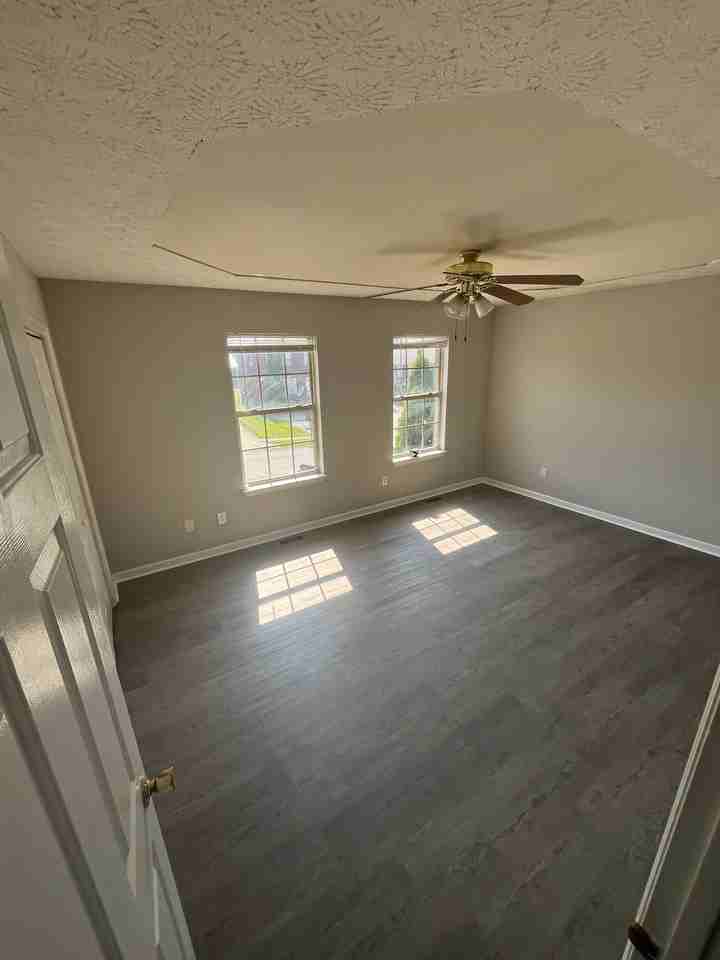 1073 Merrick Dr - Photo 3 of 8