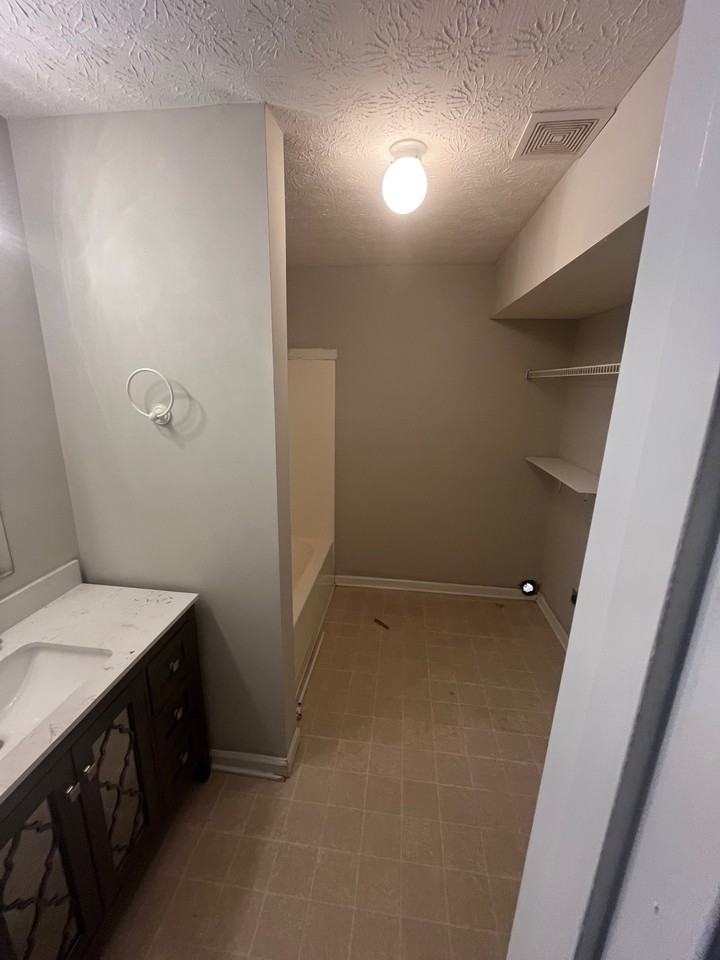1073 Merrick Dr - Photo 4 of 8